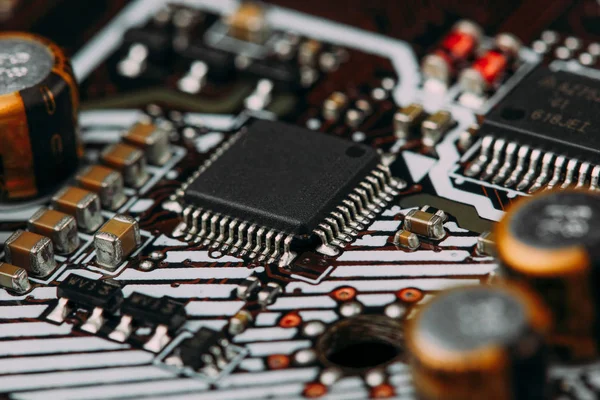 Microprocessador de microchip semicondutor integrado em placa de circuito azul representativa da indústria de alta tecnologia e foco de computador science.macro.slective  . — Fotografia de Stock