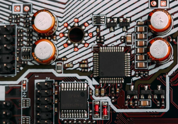 代表高科技产业和计算机 science.macro.slective 焦点的蓝色电路板上的集成半导体微芯片微处理器 . — 图库照片