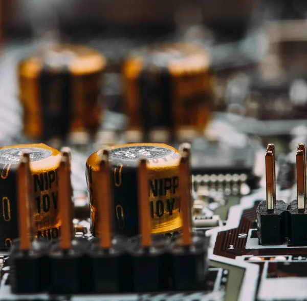 Transistoren Kondensatoren Widerstände und andere elektronische Komponenten auf der Hauptplatine Makro-Nahaufnahme. Selektiver Fokus — Stockfoto