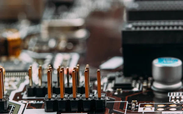 Resistores de capacitores de transistores e outros componentes eletrônicos montados na placa-mãe macro closeup.selective foco — Fotografia de Stock
