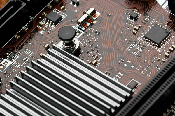 Microprocessador de microchip semicondutor integrado em placa de circuito azul representativa da indústria de alta tecnologia e foco de computador science.macro.slective  . — Fotografia de Stock