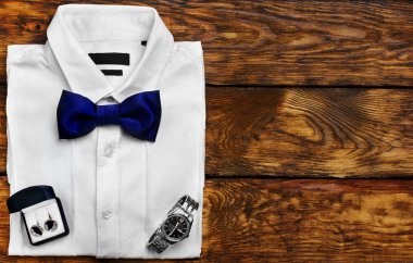 Beyaz gömlek ve erkekler accessroies izle, kol düğmeleri. Erkekler bak 