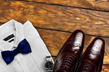 Koyu kahverengi brogues, beyaz gömlek ve erkekler accessroies dikkat et. Erkekler bak. Beyler kümesi.