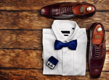 Koyu kahverengi brogues, beyaz gömlek ve erkekler accessroies kol düğmeleri, dikkat et. Erkekler bak. Gentlemen.copy alan kümesi