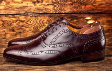 Adamın ayakkabı brogues ahşap arka plan üzerinde kahverengi