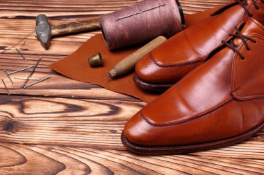 Moda derby ayakkabı el yapımı ve Ayakkabıcılık araçları tığ, çivi, skien iplik. Ahşap background.copy alanı. Kavram shoesmaker