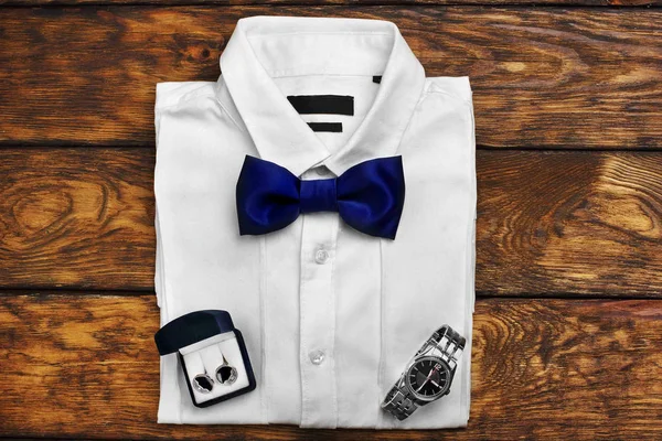 Camisa blanca y accesorios para hombre reloj, gemelos,. Mirada masculina — Foto de Stock