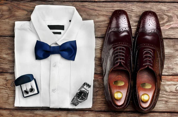 Koyu kahverengi brogues, beyaz gömlek ve erkekler accessroies kol düğmeleri, dikkat et. Erkekler bak. Beyler kümesi.