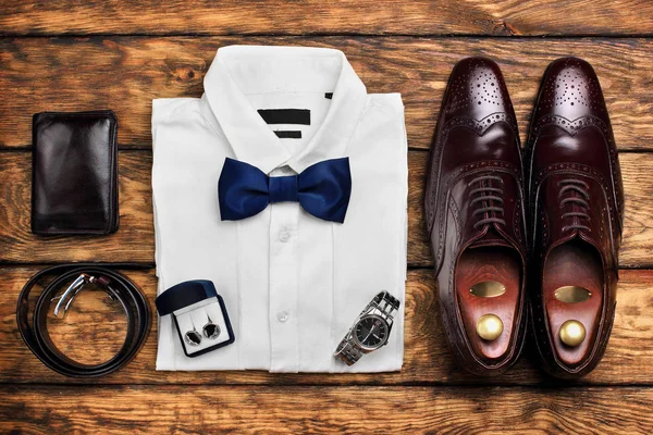 Koyu kahverengi brogues, beyaz gömlek ve erkekler accessroies kol düğmesi,