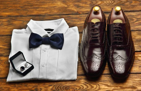 Koyu kahverengi brogues, beyaz gömlek ve erkekler accessroies kol düğmeleri, dikkat et. Erkekler bak. Beyler kümesi.