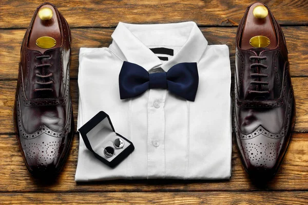 Dark brown brogues, white shirt and men's accessroies cufflinks, watch . Men's look .Set of gentlemen. — Stock Photo, Image