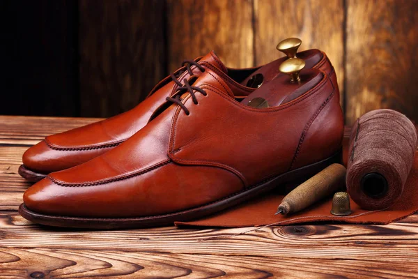 Fashion schoenen handgemaakte en schoenmaker tools awl, nagels, skien van wol. Houten achtergrond. Concept schoenmaker — Stockfoto