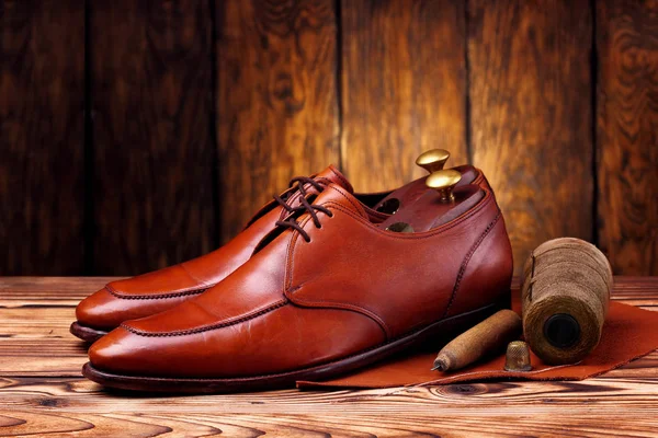 Moda derby ayakkabı el yapımı ve Ayakkabıcılık araçları tığ, çivi, skien iplik. Ahşap arka plan. Kavram ayakkabıcı — Stok fotoğraf