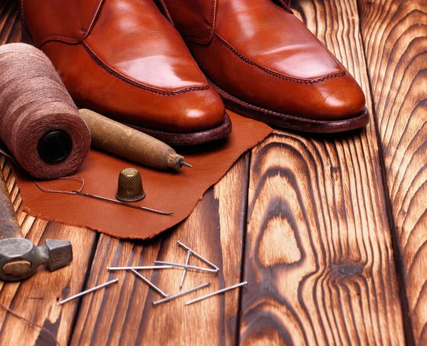 Moda derby sapatos artesanais e sapateiro ferramentas awl, unhas, skien of thread .Wooden background.copy space.Concept sapateiro — Fotografia de Stock