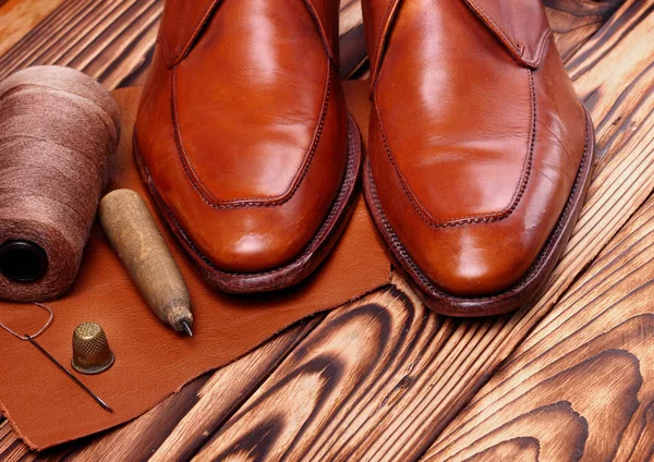 Zapatos derby de moda hechos a mano y herramientas de zapatero awl, clavos, skien de hilo .Wooden background.copy espacio. — Foto de Stock