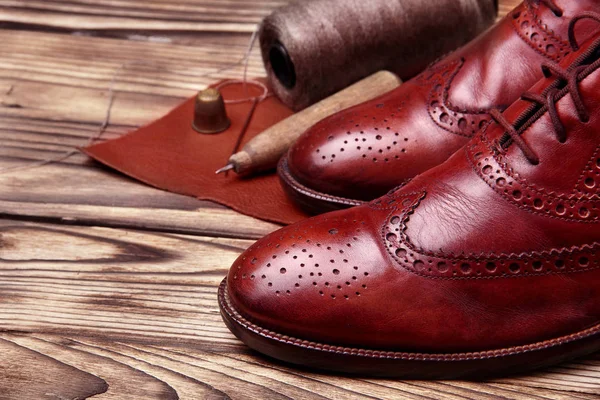 Fashion broges обувь ручной работы и инструменты сапожника молоток, шило, ноль, скин тройки .Wooden бэкграунд. — стоковое фото