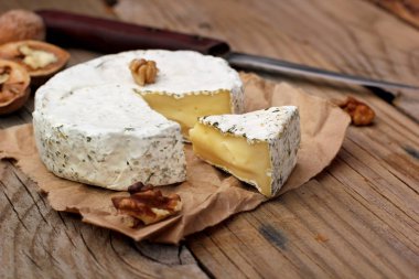 Krem peyniri ile fındık, Kuru üzüm ve rustik ahşap background.selective odak üzerinde