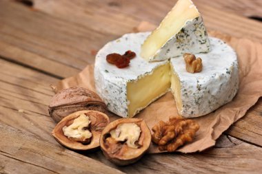 Camembert fındık, Kuru üzüm ve rustik ahşap background.selective odak üzerinde