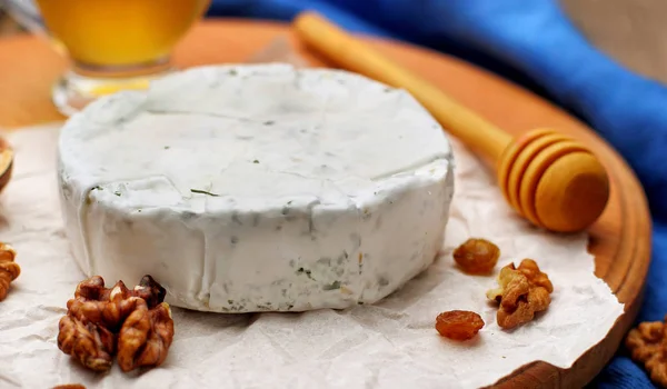 Camembert a brie sýr na dřevěné pozadí s ořechy koření a medu. Italské jídlo. Detailní .selective zaměření — Stock fotografie