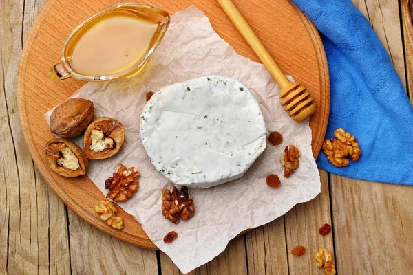 Camembert a brie sýr na dřevěné pozadí s ořechy koření a medu. Italské jídlo. pohled shora — Stock fotografie