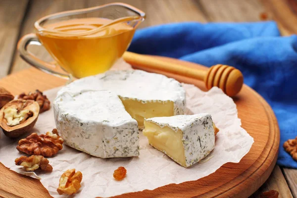 Camembert och brie ost på trä bakgrund med nötter kryddor och honung. Italiensk mat. närbild .selective fokus — Stockfoto