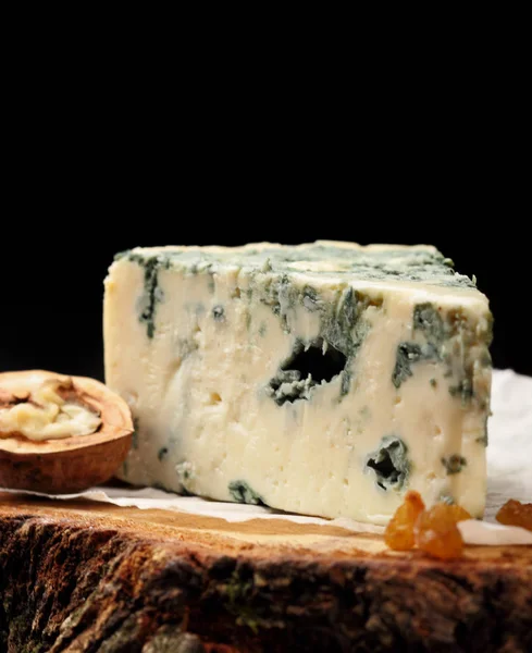 Крупним планом синій сир і волоські горіхи на дерев'яній дошці. — стокове фото