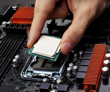 Cpu işlemci anakart soketine takın. Teknolojik arka plan. Konsept bilgisayarlar harware