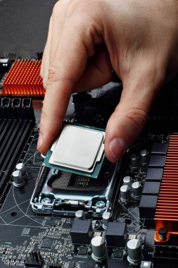 Cpu işlemci anakart soketine takın. Teknolojik arka plan. Konsept bilgisayarlar harware