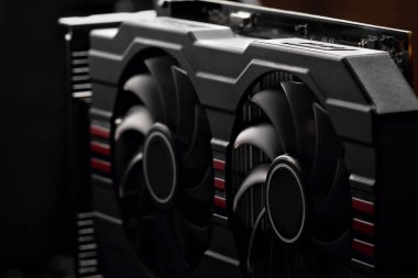 bir karanlık background.concept bilgisayar harware.selective odak bilgisayardan iki Soğutucular ile ekran kartı