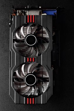bir karanlık background.concept bilgisayar harware.top görünümde bilgisayardan iki Soğutucular ile ekran kartı