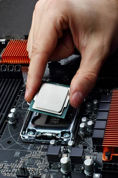 Conecte el microprocesador de la CPU al zócalo de la placa base. Fondos tecnológicos.Concepto ordenadores harware —  Fotos de Stock