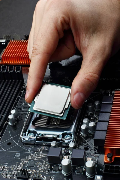 Cpu işlemci anakart soketine takın. Teknolojik arka plan. Konsept bilgisayarlar harware