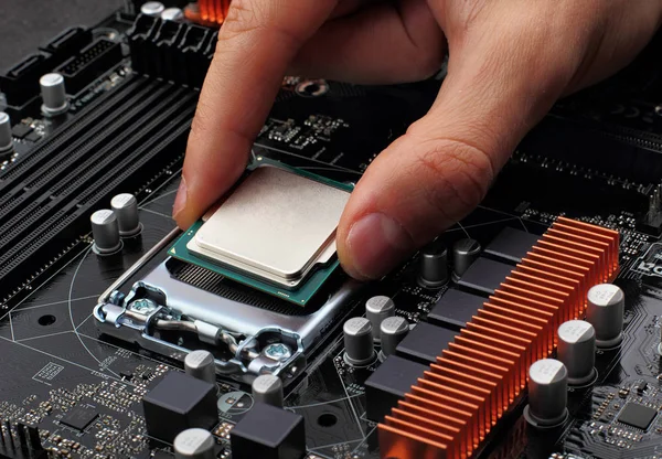 Conecte el microprocesador de la CPU al zócalo de la placa base. Fondos tecnológicos.Concepto ordenadores harware —  Fotos de Stock