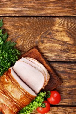 Lezzetli füme jambon kiraz domates, maydanoz ve salata yaprağı ile bir ahşap rustik gemide. En iyi view.wooden arka plan