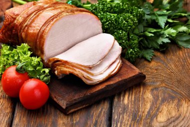 Lezzetli füme jambon kiraz domates, maydanoz ve yaprak salad.wooden arka plan ile bir ahşap rustik tahtada dilimlenmiş