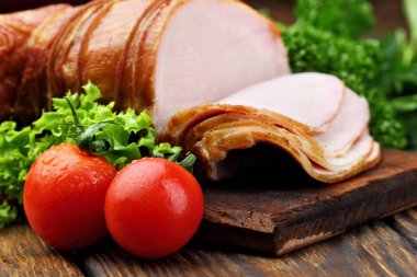 Su damlaları ile kiraz domates. İkinci acı maydanoz ile defocused üzerine dilimlenmiş jambon.