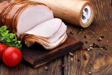 Ahşap rustik tahtası dağınık baharat ve pepepr değirmen ile lezzetli füme jambon