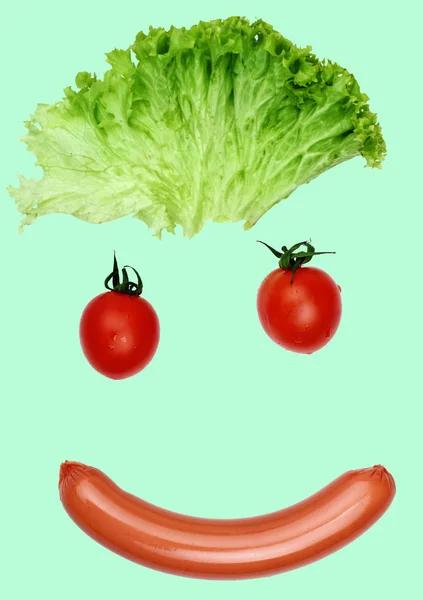 Gelukkig lachend gezicht van voedsel-worst, zweepslagen salade, mini Pumpkin van de leerling. Concept grappige voedsel. Voedsel-art. Emotie eten. Cyaan achtergrond — Stockfoto