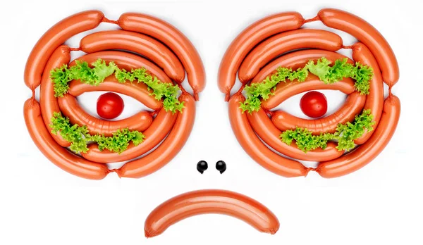 Boos gezicht van worst, zweepslagen uit salade, leerling mini pompoen. Concept grappige voedsel. Voedsel-art. Emotie eten — Stockfoto