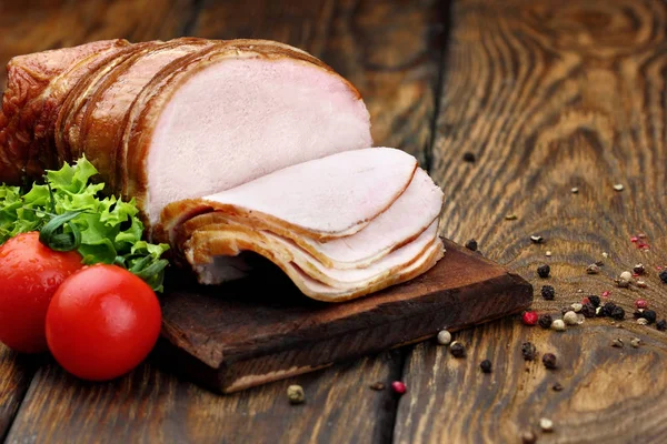 Ahşap rustik tahtası dağınık baharatlar ile lezzetli füme jambon