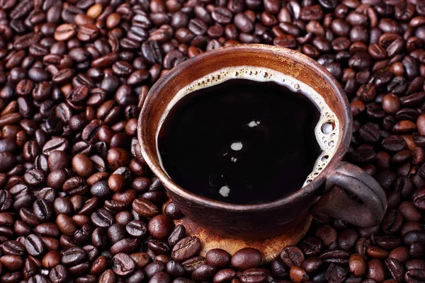 Clay kubek z kawą na widok tekstury kawy beans.top — Zdjęcie stockowe