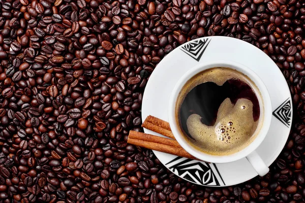 Kubek z gorącą kawę na tekstura ziarna kawy. Płyta z Afryki ornament. Kopiuj widok space.top — Zdjęcie stockowe