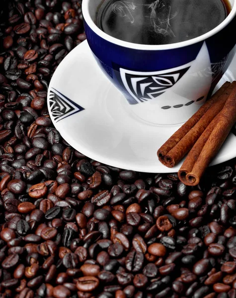 Kubek z gorącą kawą i rozgrzanie wbija na tekstura ziarna kawy. Płyta z Afryki ornament. Kopiuj widok space.top — Zdjęcie stockowe
