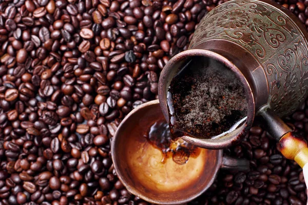 Zalewanie kawy po turecku tradycyjnych tłoczone metalowa filiżanka. Stonowanych — Zdjęcie stockowe