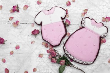 Sır elbise ve bebek şeklinde kurabiye vücut withpetals kurutulmuş gül. Beyaz ahşap surface.copy alanı