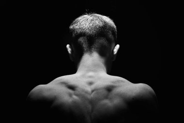 Kas necj ve adam arkası. Kas gösterilen. Düşük anahtar. Siyah ve beyaz fotoğraf