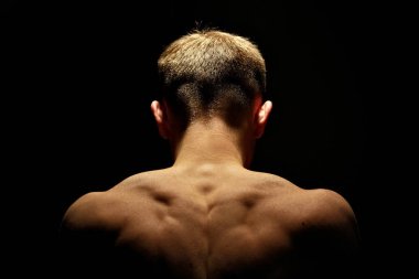 Kas necj ve adam arkası. Kas gösterilen. Düşük anahtar