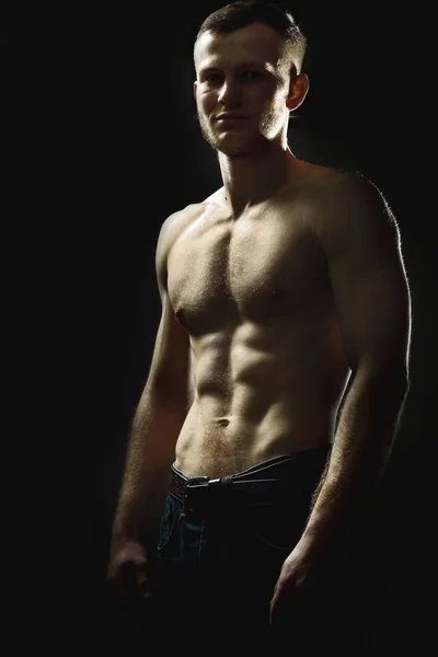 Bello giovane uomo con perfetto corpo muscoloso in posa . — Foto Stock