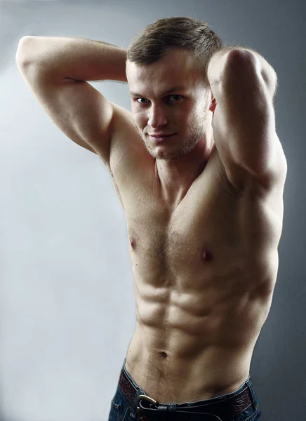 Hombre joven guapo con cuerpo musculoso perfecto posando . —  Fotos de Stock