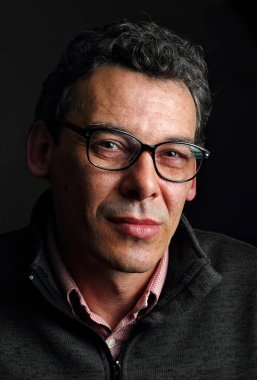 Şık yakışıklı midlle portresi siyah arka plan üzerine adam yaşlı. İyi giyimlisin